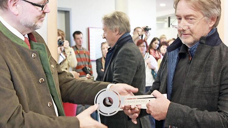Gerne nahm Bürgermeister Robert Herrmann den symbolischen Schlüssel von Architekt Günter Pollach entgegen.