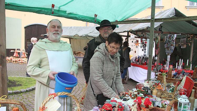 Mönchshof-Mönch Dieter Zimmermann verkaufte auf der Blaicher Weihnacht Lose.