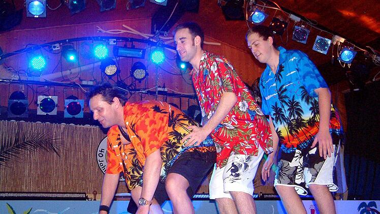 Schwer mit sich zu kämpfen hatten auf dem Surfbrett die Elferratsmitglieder (von links) Michael Bonfig, Sandro Gehring und Sven Gonnert.