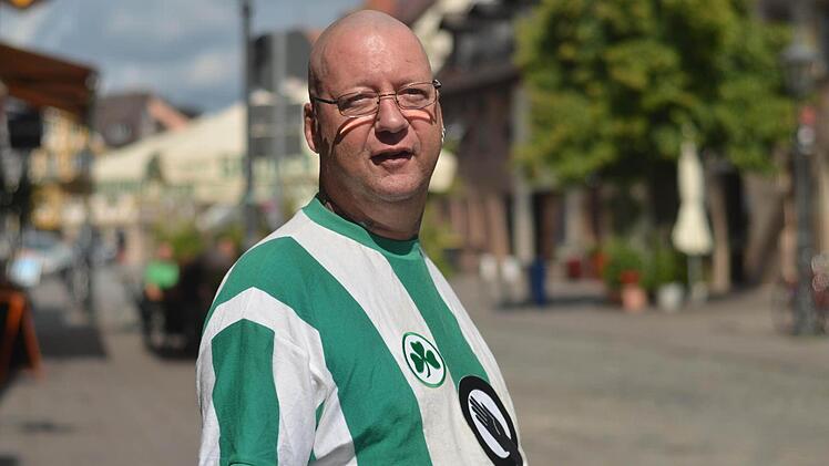 Tom gibt sich als überzeugter Fan. Foto: Pelke