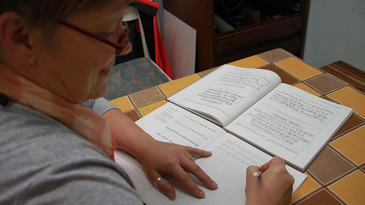 Andrea Senf vom Literaturverein hat der Ehrgeiz gepackt: Sie lernt jetzt selbst die Sütterlin-Schrift, um die Gleichmann-Texte entschlüsseln zu können. Foto: Dagmar Besand