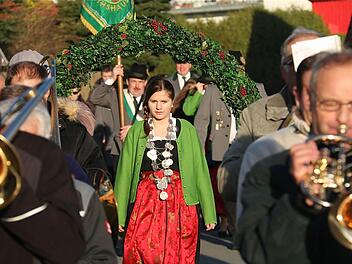 Die "Almrausch"-Schützen holten in Schwärzelbach Lena Müller, Schützenkönigin der Gaujugend, ab. Foto: Gerd Schaar