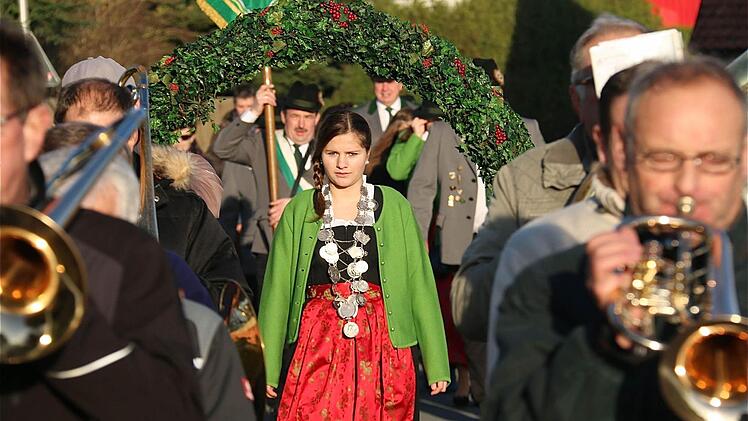 Die "Almrausch"-Schützen holten in Schwärzelbach Lena Müller, Schützenkönigin der Gaujugend, ab. Foto: Gerd Schaar