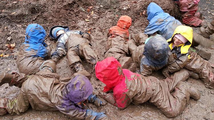 Den Kindern im Waldkindergarten "Die kleinen Waldschrate" e.V. macht auch nasses Wetter Spaß. Foto: Ellen Mainbauer