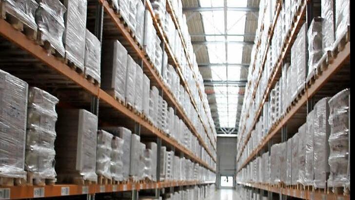 Schon nach zwei Jahren proppenvoll, weshalb die Kapazitäten verdoppelt werden müssen: Blick in das Ebner-Logistikzentrum in Ebern-Sandhof  Foto: Ralf Kestel