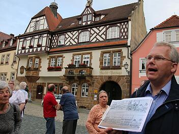 Als "hässlich" wurde diese Häuserzeile auf der rechten Marktseite empfunden, die Anfang des 20. Jahrhunderts nach dem Seßlacher Stadtbrand entstand. Martin Brandl erläuterte den Teilnehmern der CHW-Veranstaltung die Alternativvorschläge von 1936. Foto: Bettina Knauth