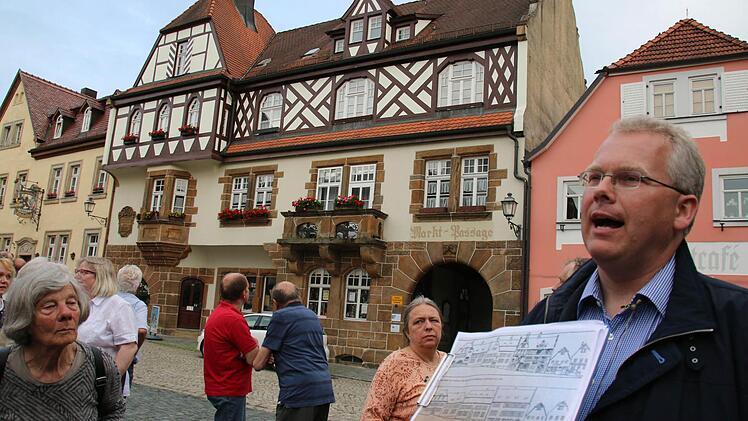 Als "hässlich" wurde diese Häuserzeile auf der rechten Marktseite empfunden, die Anfang des 20. Jahrhunderts nach dem Seßlacher Stadtbrand entstand. Martin Brandl erläuterte den Teilnehmern der CHW-Veranstaltung die Alternativvorschläge von 1936. Foto: Bettina Knauth