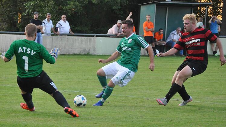 DJK Kersbach - ATSV Forchheim: Nach einem Stockfehler von Gästespieler Tom Hoffmann (rechts) hatte Florian Seeberger (Mitte) die große Chance zur Führung, doch der starke Torhüter Luis Mechler bügelte den Patzer seines Mitspielers wieder aus. Fotos: Leo Hühnlein
