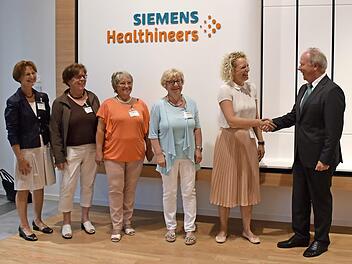 Heinrich Kolem (r.) überreicht das Geld.  Foto: Julia Donhauser