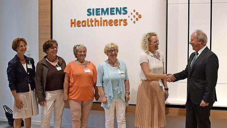 Heinrich Kolem (r.) überreicht das Geld.  Foto: Julia Donhauser