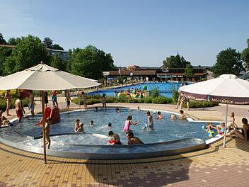 Die Sanierung des Freibades ist die größte Zukunftsaufgabe des Stadtrates Eltmann. Leider gelingt es auch in diesem Jahr nicht, dafür mehr Rücklagen zu bilden. Die beiden Hauptbecken des Bades stammen aus dem Baujahr 1938, eine Sanierung wird eher in Neubau werden und sicher nicht unter vier Millionen Euro umsetzbar sein, schätzt Bürgermeister Michael Ziegler.Sabine Weinbeer