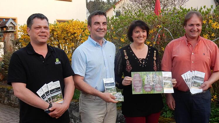 Die Macher der neuen Egloffstein-Karte (von links): Wildpark-Chef Daniel Schäffer, Bürgermeister Stefan Förtsch, Christine Trautner von der Touristinfo und Vereinschef Michael Wirth Foto: Reinhard Löwisch