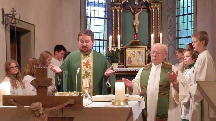 Michael Erhart am Altar beim Priesterjubiläum von Alfred Östreicher.Brigitte Hamm