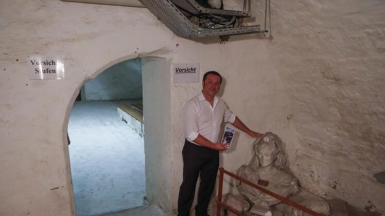 Veranstalter Oli Schneider mit einer der ausrangierten Büsten.Foto: Barbara Herbst