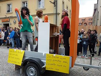 Beim großen Kerwasumzug werden immer Themen aus dem vergangenen Jahr lustig dargestellt.