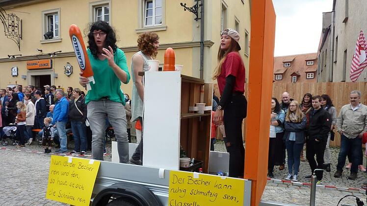 Beim großen Kerwasumzug werden immer Themen aus dem vergangenen Jahr lustig dargestellt.