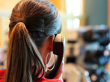 Symbolbild: Telefonieren Symbolbild: Telefonieren