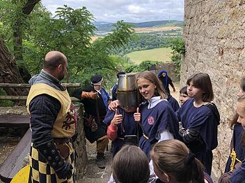 Neben der Nahrungsbeschaffung und der  Essenszubereitung unterwies Sir Richard von Wolkenstein und Ritter Rolf von München (links) die jungen Gäste auch in der Schwertführung und im Waffentraining. Foto: Matthias Schiebl