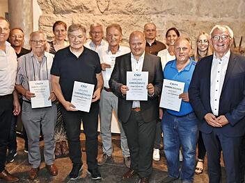 Beim Sommerfest der CSU sind langjährige Mitglieder ausgezeichnet worden. Holger Dremel (4. v. links) wurde zudem zum Ehrenvorsitzenden, Heinrich Rudrof (3. v. links) zum Ehrenmitglied ernannt.