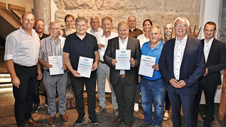 Beim Sommerfest der CSU sind langjährige Mitglieder ausgezeichnet worden. Holger Dremel (4. v. links) wurde zudem zum Ehrenvorsitzenden, Heinrich Rudrof (3. v. links) zum Ehrenmitglied ernannt.