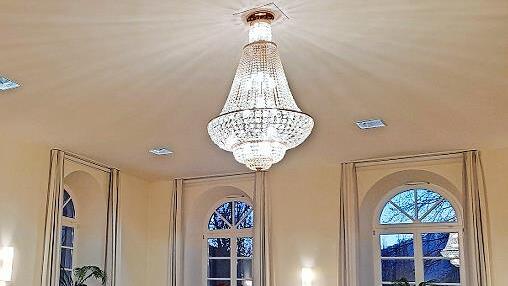 Die elegante Hängelampe sorgt fortan für schimmernden Glanz im Lesesaal.