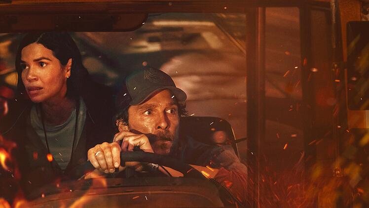 Busfahrer Kevin (Matthew McConaughey) und Lehrerin Mary (America Ferrera) eint ein Ziel: die Kinder im Schulbus vor den Bränden zu retten.