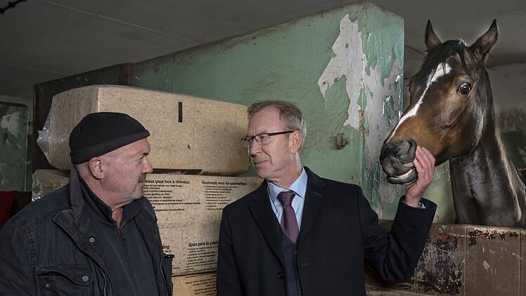 Otto Garber (Florian Martens, links) begegnet im Pferdestall der Rennbahn seinem alten Feind Rainer Michaelsen (Oliver Stritzel). Ein Zufall? Wohl kaum ...