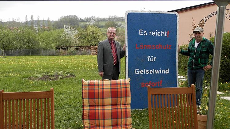 Josef Schaller und Peter Petschl wollen endlich Lärmschutzmaßnahmen.