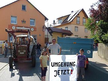Mit zwei Traktoren und Plakaten riegelten die Eltingshäuser ihre Ortsdurchfahrt ab. Fotos: Udo Markert