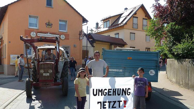 Mit zwei Traktoren und Plakaten riegelten die Eltingshäuser ihre Ortsdurchfahrt ab. Fotos: Udo Markert