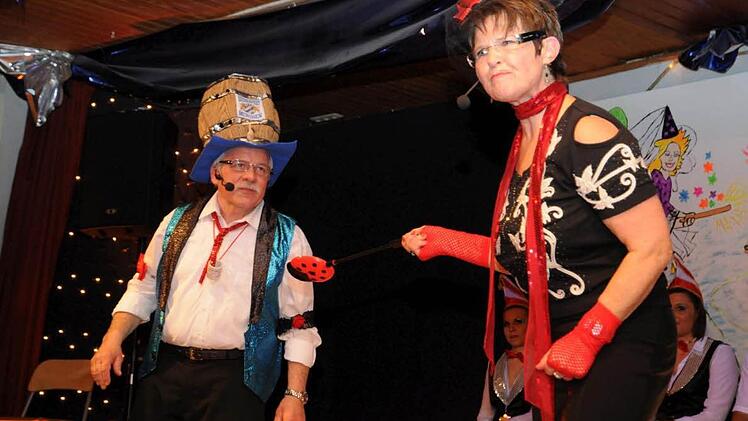 Jedes Geschlecht hob beim Aufeinandertreffen von Mann (Horst Lübke) und Frau (Christa Lübke) seine Besonderheiten und Vorzüge hervor. Foto: Gerold Snater