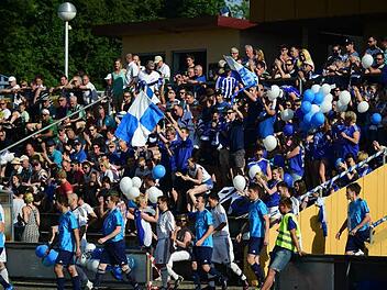 Das ist Relegation: Volle Hütte, tolle Stimmung - das macht die Entscheidungsspiele aus. Wie hier in Münnerstadt beim Duell zwischen dem VfB Burglauer und der DJK-SV Eichenhausen/Saal. Foto: Anand Anders