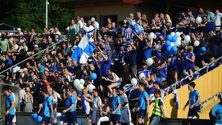 Das ist Relegation: Volle Hütte, tolle Stimmung - das macht die Entscheidungsspiele aus. Wie hier in Münnerstadt beim Duell zwischen dem VfB Burglauer und der DJK-SV Eichenhausen/Saal. Foto: Anand Anders