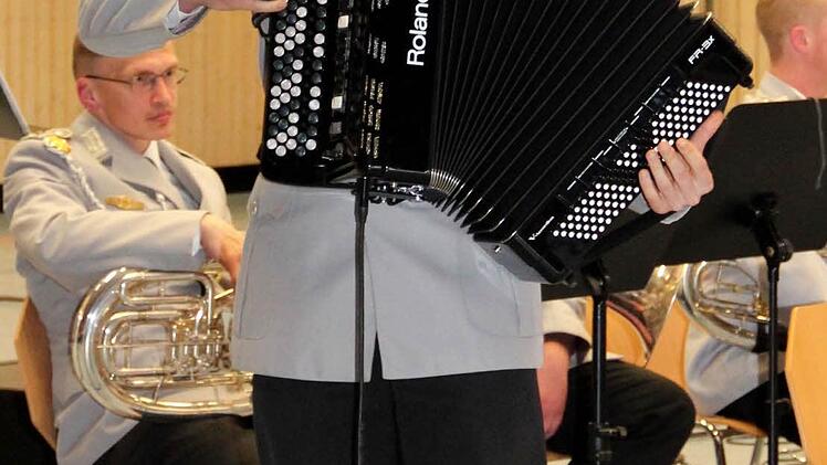Hauptfeldwebel Eugen Knittel am Akkordeon Foto: Johanna Blum