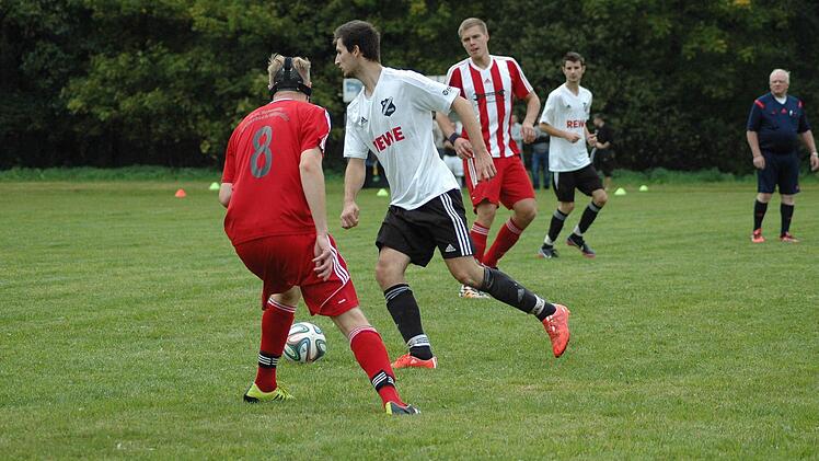 Schondras Felix Henn (links) und Wildfleckens Patrick Schmidtke.