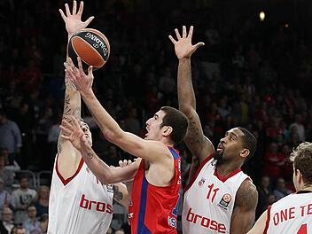 Der überragende Nando de Colo zieht gegen die beiden Bamberger Daniel Theis (l.) und Brad Wanamaker zum Korb.  Foto: sportpress