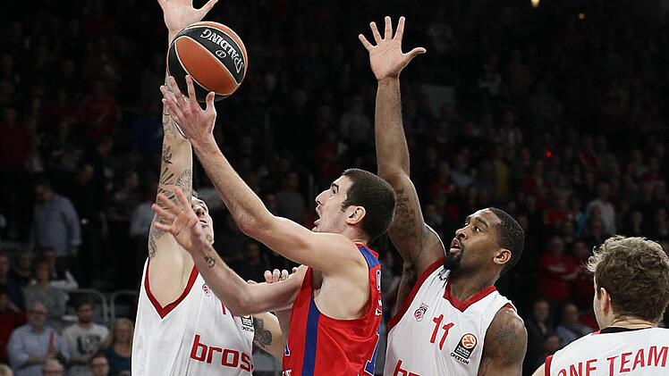 Der überragende Nando de Colo zieht gegen die beiden Bamberger Daniel Theis (l.) und Brad Wanamaker zum Korb.  Foto: sportpress