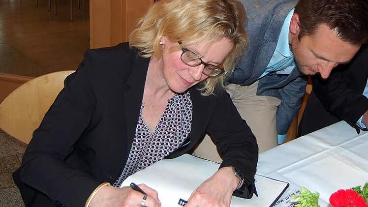 Generalsekretärin Natascha Kohnen trägt sich in Gästebuch der Stadt Lichtenfels ein. Foto: AndreasWelz