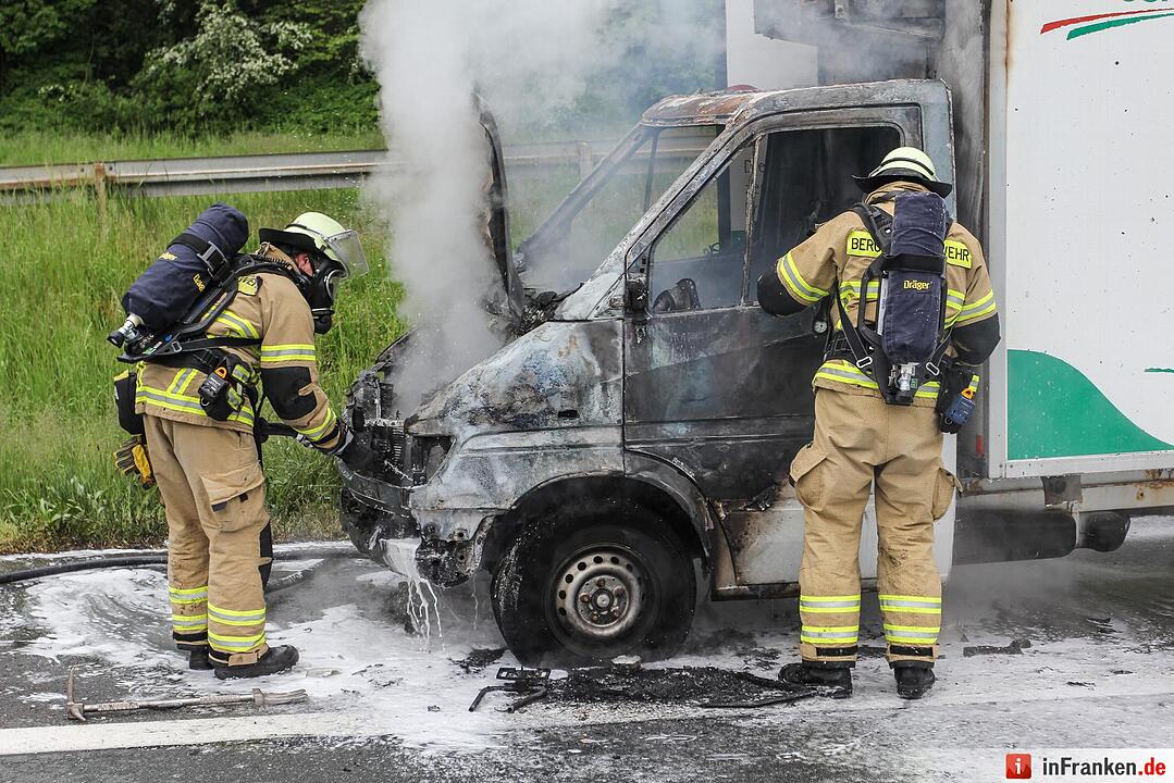 Transporter brennt auf A73 komplett aus