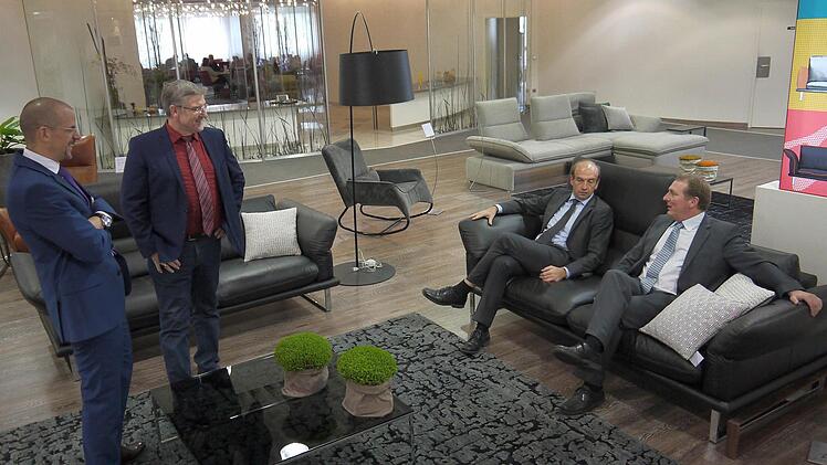 Diskutieren über neue Möbel-Trends (von links) Erik Stammberger, Michael Busch, Martin Schmitz und Michael Dannhauser bei E. Schillig.  Foto: Berthold Köhler