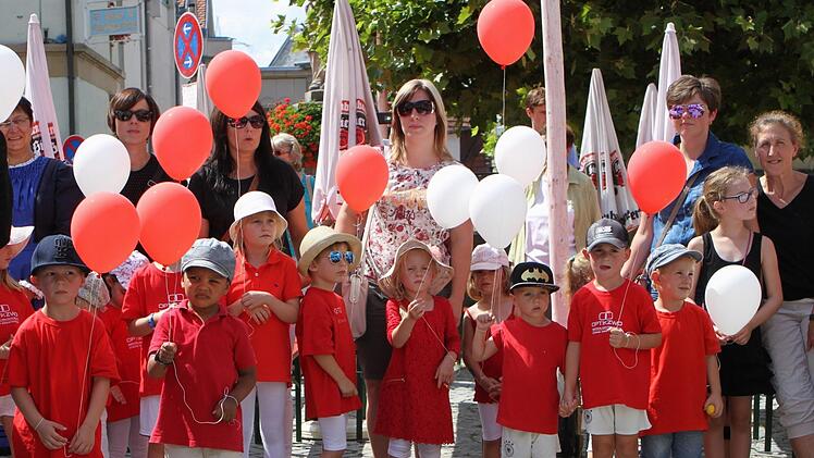 Die Buben und Mädchen der SG Eltmann ließen ihre Luftballons steigen.