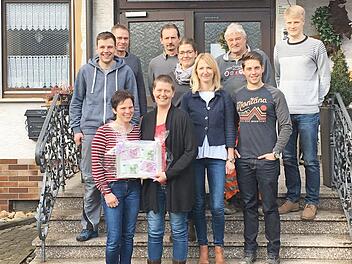 Simone Schad und ihre Kollegen &uuml;bergeben die Spende an Alexandra Fehse.  Foto: Andreas Teubner