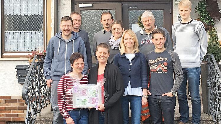 Simone Schad und ihre Kollegen übergeben die Spende an Alexandra Fehse.  Foto: Andreas Teubner