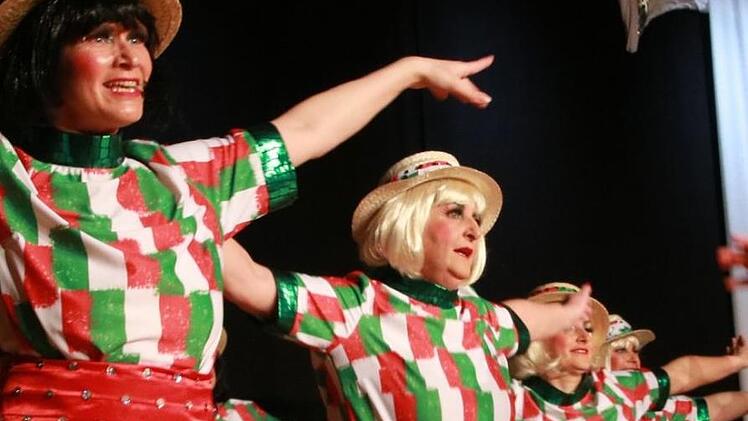 Das Weiberballett grüßt aus "Bella Italia". Foto: Jürgen Gärtner
