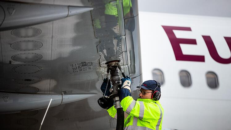 Betankung eines Flugzeugs