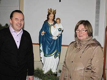 Pfarrer Matthias Rusin und Seniorenleiterin Annemarie Moser stellten die restaurierte Madonna im Pfarrsaal auf.  Foto: may