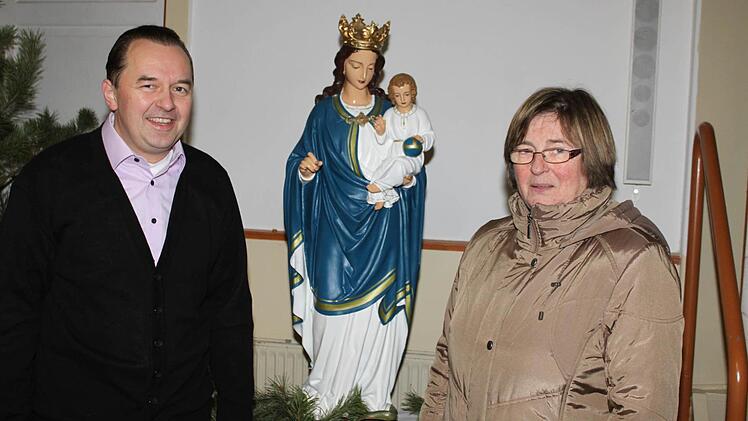 Pfarrer Matthias Rusin und Seniorenleiterin Annemarie Moser stellten die restaurierte Madonna im Pfarrsaal auf.  Foto: may