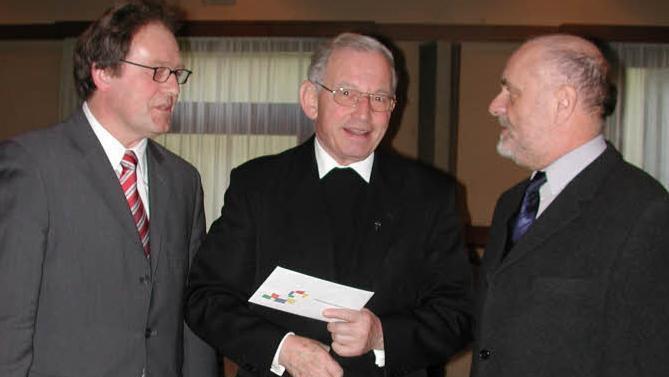 2004: Oskar Pflüger mit dem Wolfgang Russ, dem damaligen Pfarrgemeinderatsvorsitzenden, und Peter Kaidel (Kirchenpfleger).