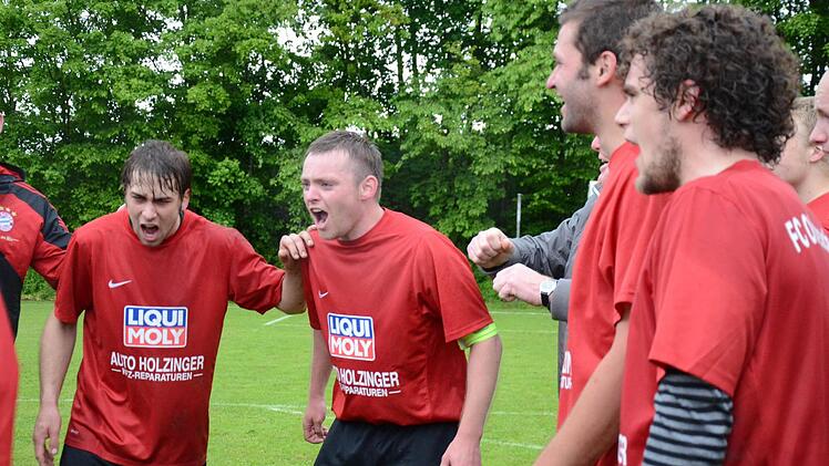 Schnappschüsse nach dem Titelgewinn mit dem Sieg in Albertshausen.