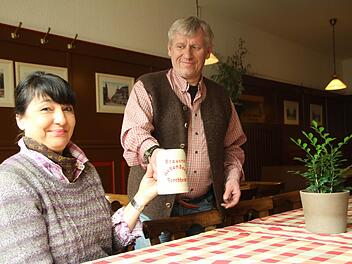 Silvia und Dieter Eger wollen als neues Wirtspaar bodenständige Gastlichkeit in der Brauereiwirtschaft Hebendanz bieten.  Foto. Andreas Oswald